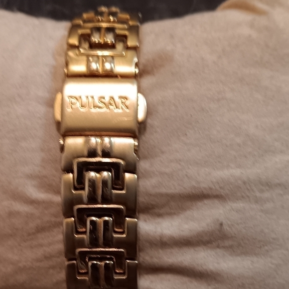 Vintage Pulsar by seiko Watch Golden Finish - Picture 7 of 7